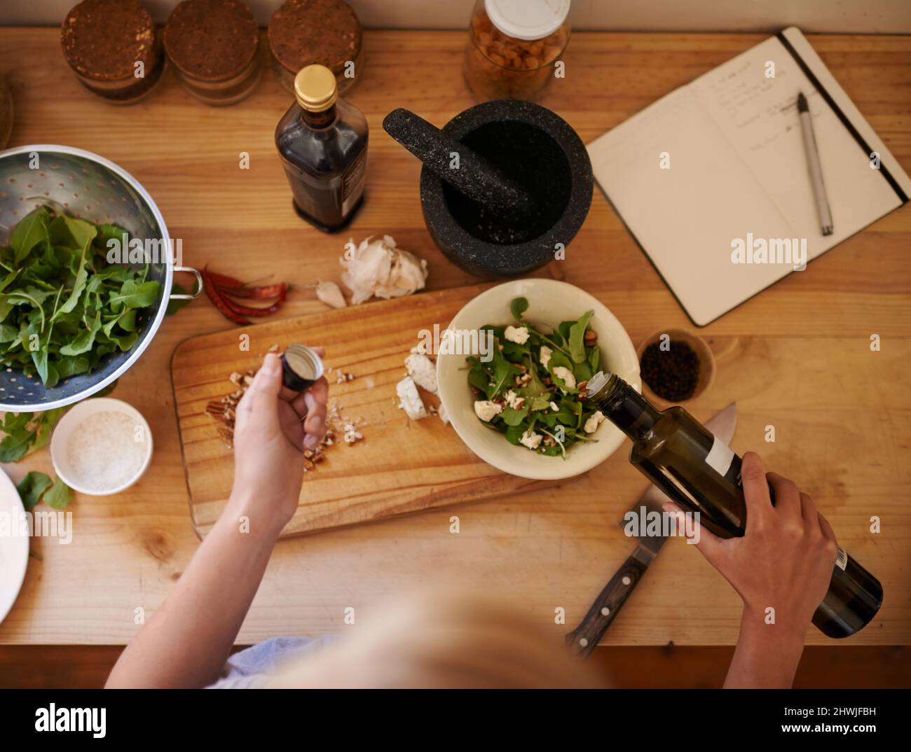 Mangiare sano. Colpo ad angolo alto di una donna che prepara un'insalata in cucina. Foto Stock Mangiare sano. Colpo ad angolo alto di una donna che prepara un'insalata in cucina. Foto Stock