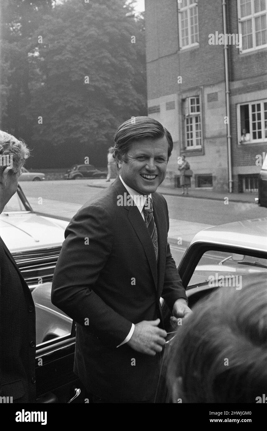 Il senatore Edward Kennedy visto qui lasciando Cadbury Schweppes in Bournville a seguito di un tour della fabbrica e centro medico. Il senatore era nelle Midlands come parte dei suoi cinque tour di un giorno di regno unito. 13 Settembre 1971 Foto Stock