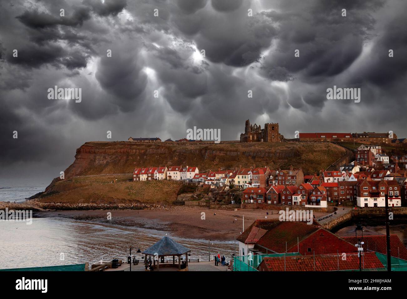 Vista spettacolare della chiesa di St. Mary, dell'abbazia di Whitby e del fiume dall'altra parte del fiume Esk al tramonto a Whitby, North Yorkshire Inghilterra Regno Unito Foto Stock