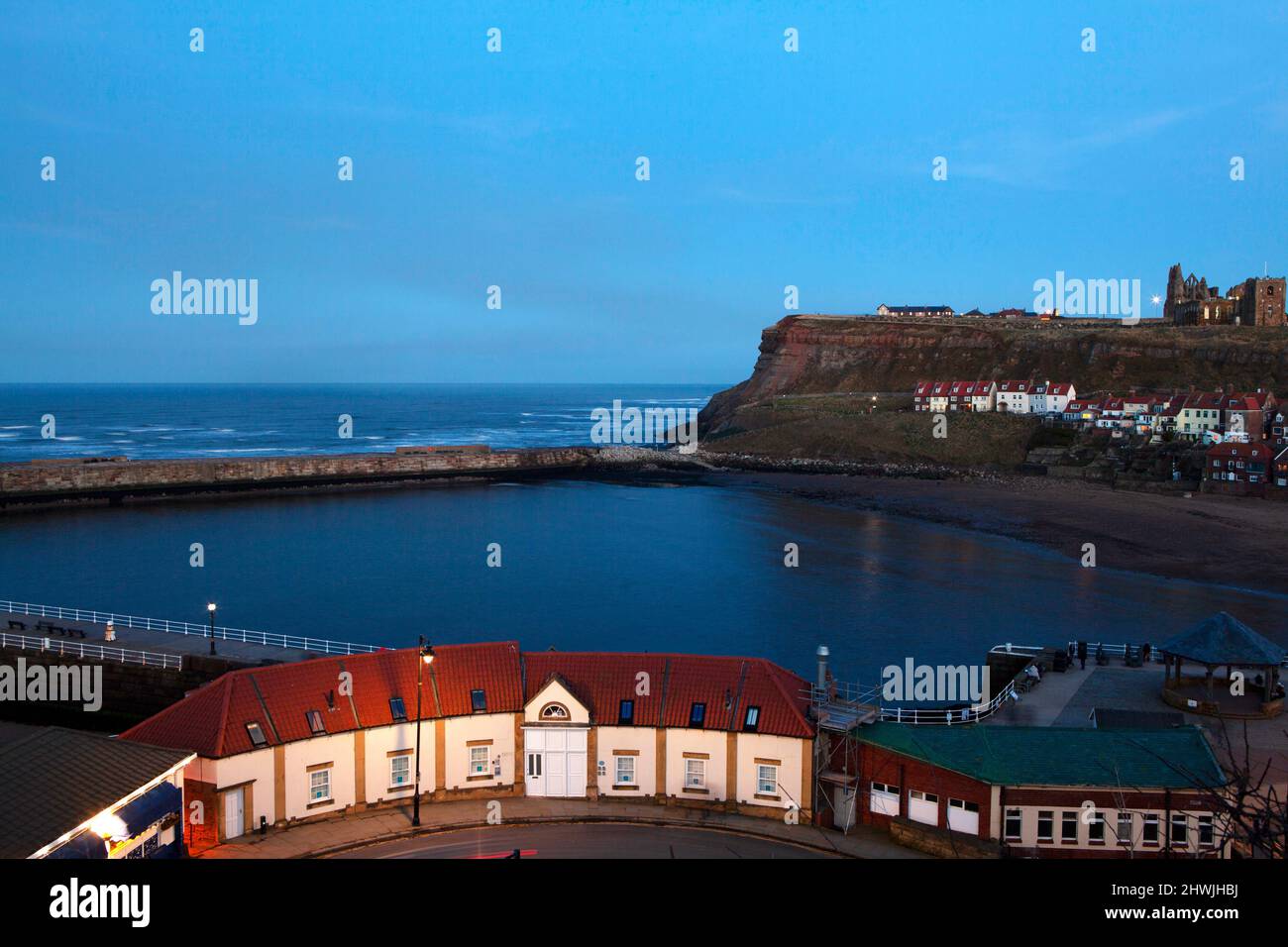 Vista spettacolare della chiesa di St. Mary, dell'abbazia di Whitby e del fiume dall'altra parte del fiume Esk al tramonto a Whitby, North Yorkshire Inghilterra Regno Unito Foto Stock