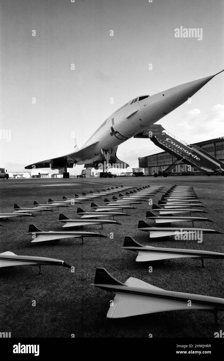 Raffigurato sul campo d'aviazione di Fairford , Gloucestershire la casa B.A.C Concorde Test Center.The prima Concorde pre-produzione, sotto il naso sono 50 mini Concord prodotti da Corgi Toys. La cosa reale venderà per tredici mila libbre, i modelli stanno vendendo per cinquanta tre pence. 19th gennaio 1972 Foto Stock