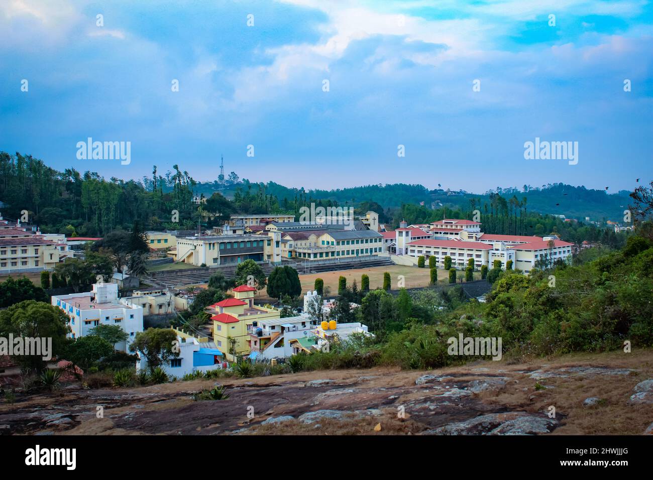 Yercaud, Tamil Nadu, India - Feb 19 2022: Bella vista degli edifici in una stazione collinare. Yercaud è una stazione collinare nel distretto di Salem. Foto Stock