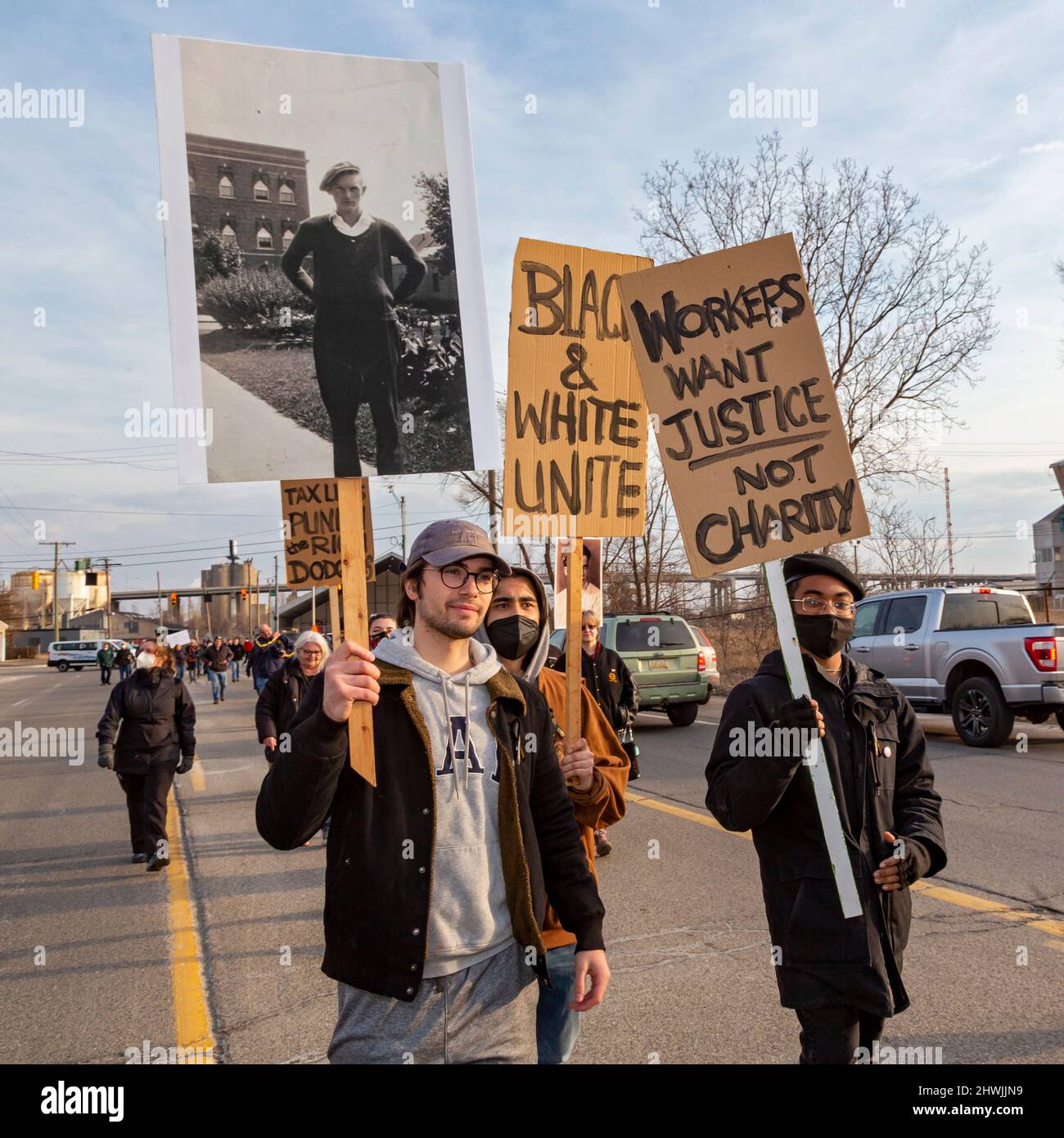 Dearborn, Michigan, Stati Uniti. 5th Mar 2022. I membri dell'Unione hanno commemorato il 90th anniversario della marcia della Ford Hunger del 1932. Con il tasso di disoccupazione di Detroit al 40% e la metà dei lavoratori di Ford licenziati, 3.000 persone hanno marciato allo stabilimento di Ford Rouge il 7 marzo 1932. Sono stati incontrati dalla polizia di Dearborn e dalle guardie di sicurezza Ford, che hanno sparato gas lacrimogeni e proiettili, uccidendo cinque lavoratori, tra cui l'uomo sul segno. Credit: Jim West/Alamy Live News Foto Stock