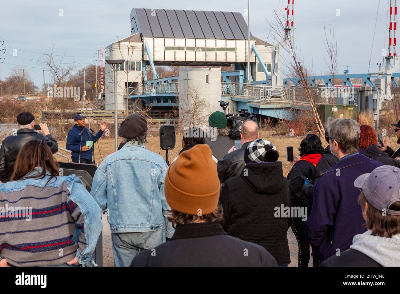 Detroit, Michigan, Stati Uniti. 5th Mar 2022. I membri dell'Unione hanno commemorato il 90th anniversario della marcia della Ford Hunger del 1932. Con il tasso di disoccupazione di Detroit al 40% e la metà dei lavoratori di Ford licenziati, 3.000 persone hanno marciato allo stabilimento di Ford Rouge il 7 marzo 1932. Dopo aver attraversato Dearborn sul (da quando ricostruito) Fort Street Bridge (nella foto), sono stati incontrati dalla polizia di Dearborn e dalle guardie di sicurezza Ford, che hanno sparato gas lacrimogeni e proiettili, uccidendo cinque lavoratori. Credit: Jim West/Alamy Live News Foto Stock