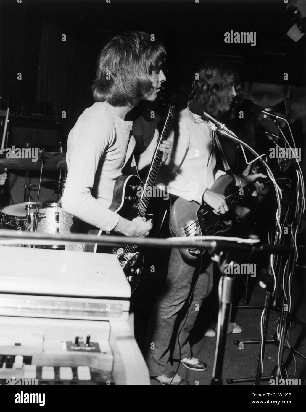 'Humble Pie' una band rock, hard rock e rhythm and blues dell'Inghilterra, uno dei primi supergruppi del 1970s, che ha riscosso successo in America e Regno Unito. Sono ricordati al meglio per le loro prestazioni dinamiche di concerto dal vivo e canzoni come 30 Days in the Hole, non ho bisogno di nessun Dottore e Natural Born Bugie (spesso misspelled come boogie). La formazione originale della band comprendeva Steve Marriott from the Small Faces, Peter Frampton, cantante e chitarrista della mandria, Greg Ridley, ex bassista di Spooky Tooth e batterista diciassettenne Jerry Shirley.Circa 1972. R30171. Foto Stock