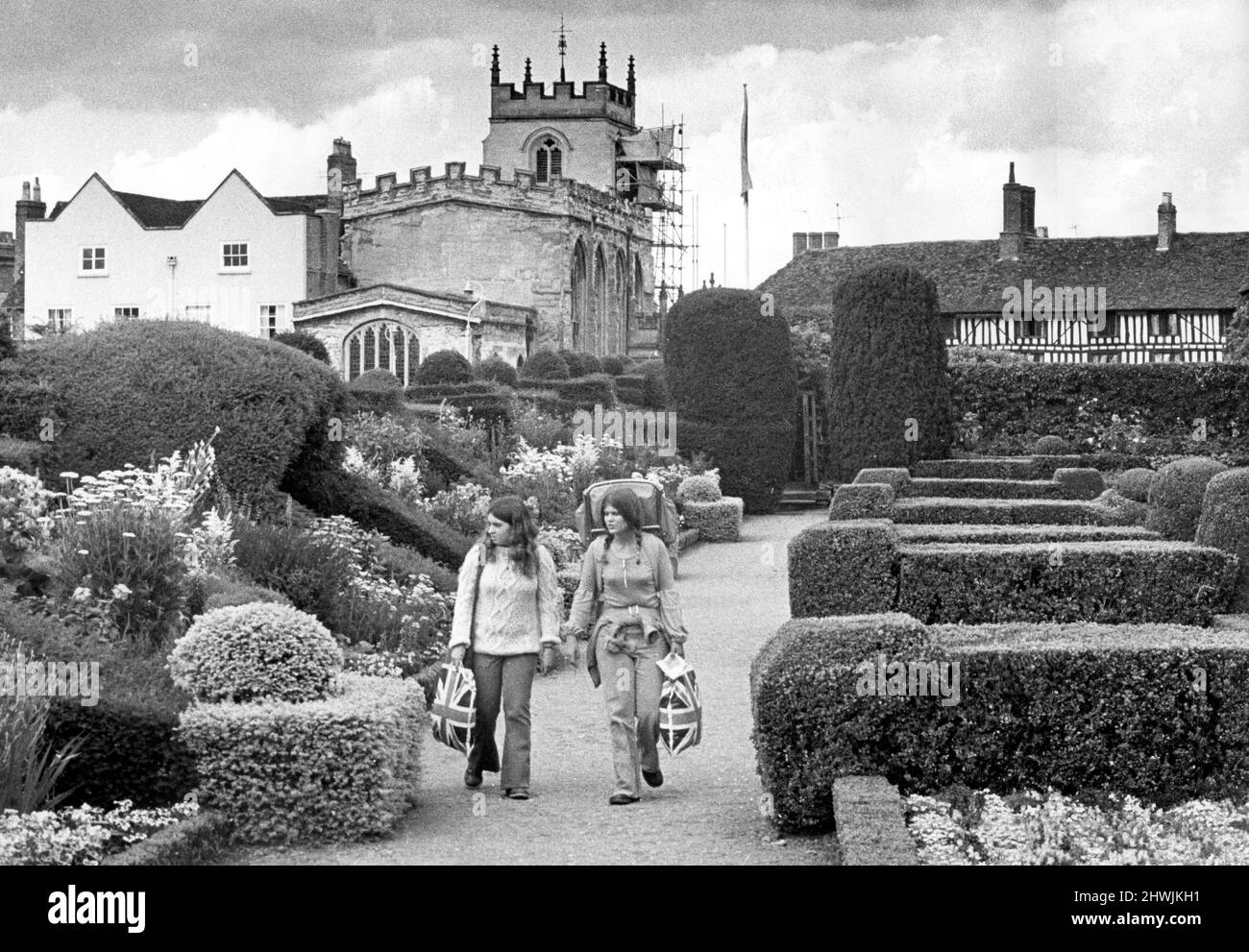 Due turisti patriottici fare una passeggiata attraverso i tranquilli dintorni del giardino New Place nel centro di Stratford-upon-Avon.10th Agosto 1972 Foto Stock