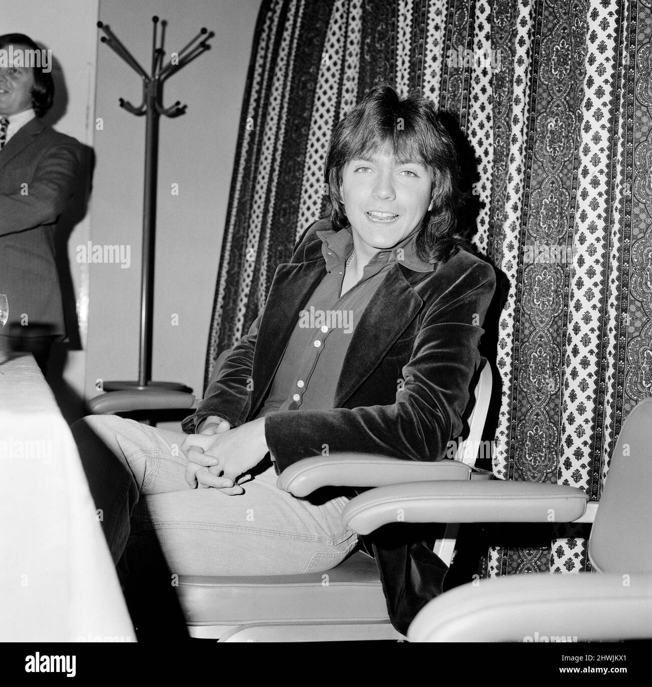 David Cassidy, cantante, attore e musicista, tiene una conferenza stampa allo Skyways Hotel di Londra, Aeroporto di Heathrow, prima della sua partenza. 1973 David Bruce Cassidy è ampiamente noto per il suo ruolo di Keith Partridge nella sitcom musicale del 1970s The Partridge Family, che ha portato a diventare uno dei più celebrati idoli teen e cantanti pop della cultura pop del 1970s. In seguito ha avuto una carriera sia nella recitazione che nella musica. Foto scattata il 6th ottobre 1973 Foto Stock