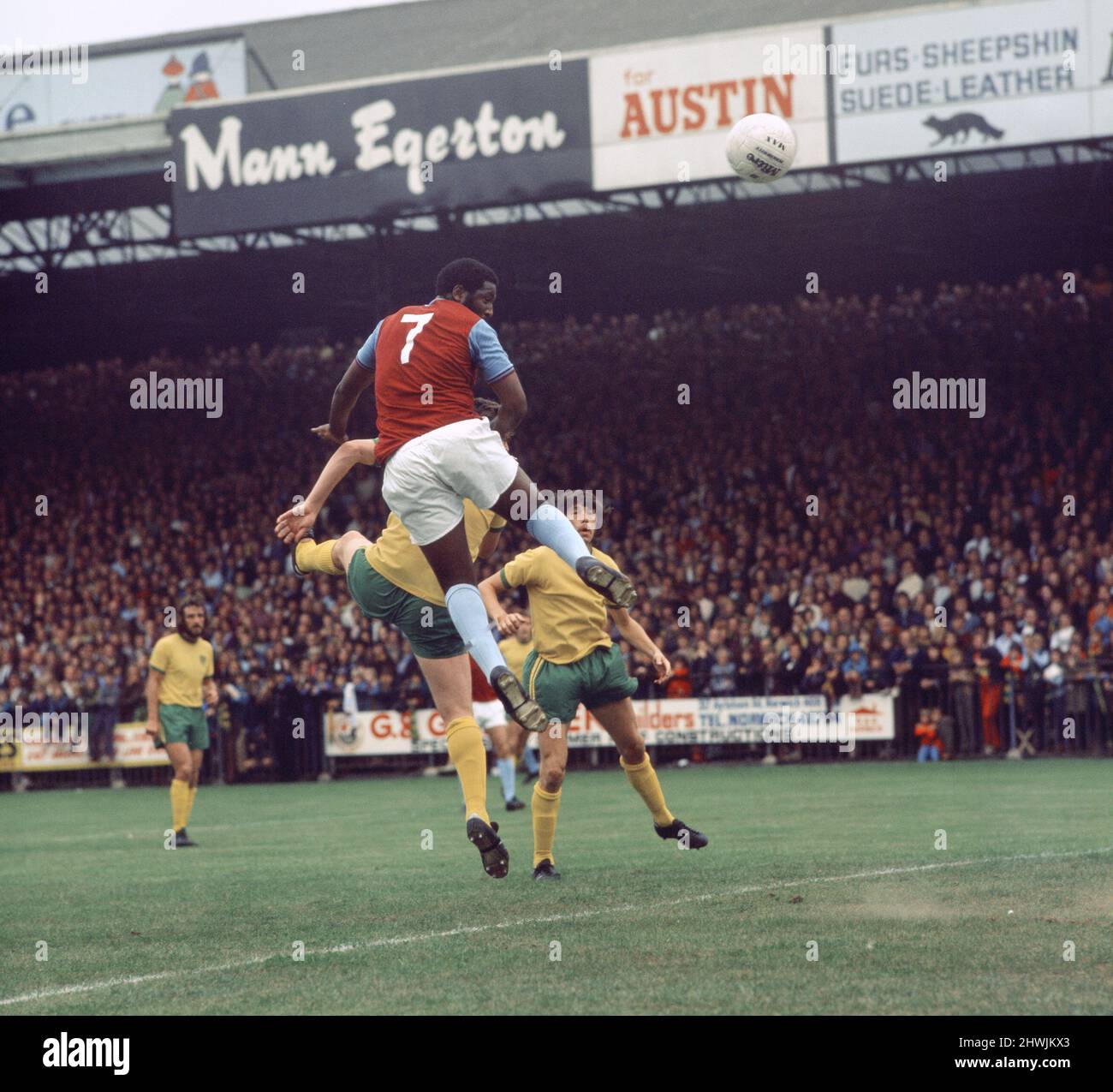 West Ham United, calciatore Clyde Best in azione durante una partita di campionato contro Norwich City a Carrow Road. Circa 1971. Foto Stock