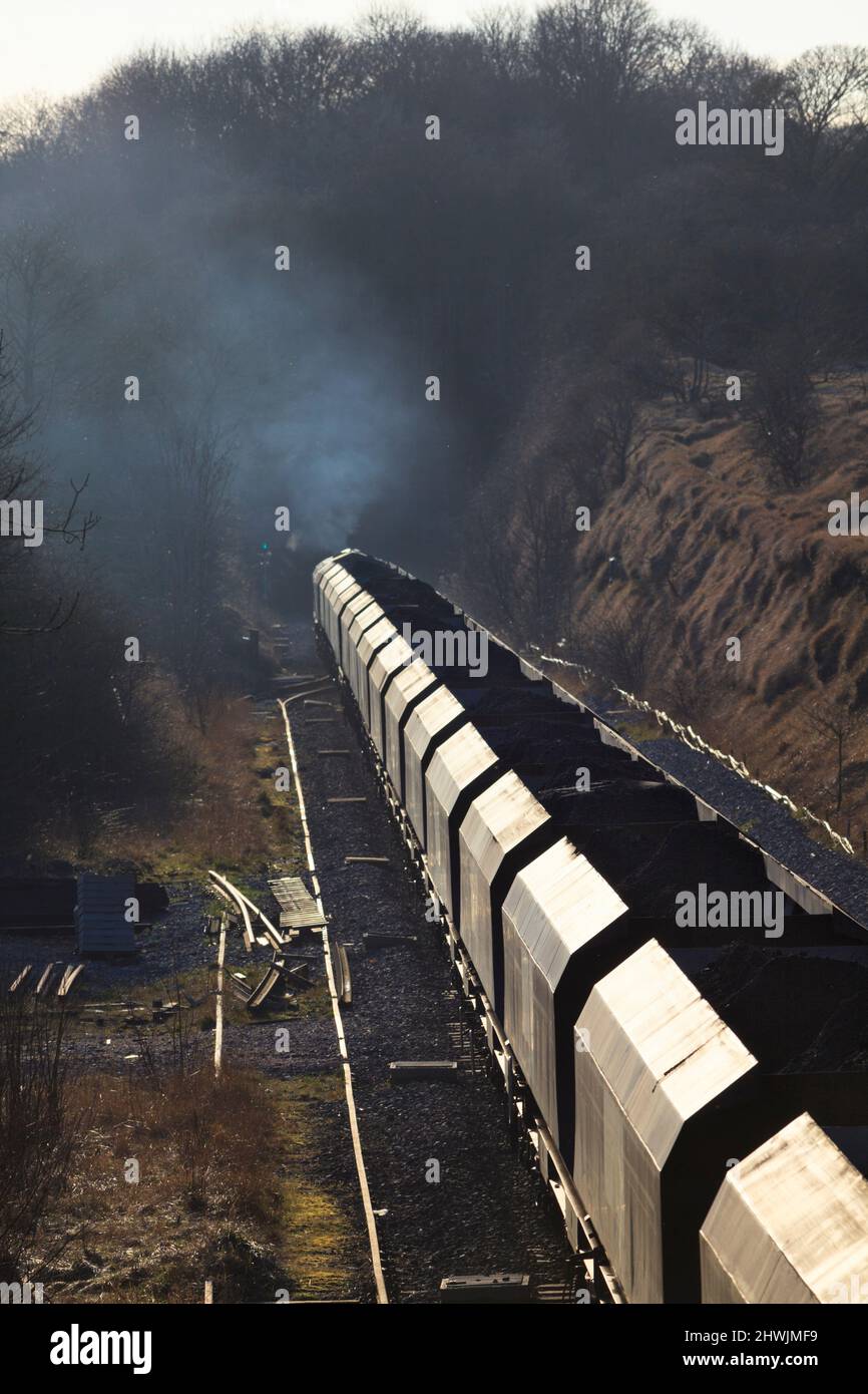 Un treno a carbone Freightliner sulla sezione a binario singolo a Kirton Lime Sidings, Lincolnshire, con fumi diesel e inquinamento dallo scarico Foto Stock