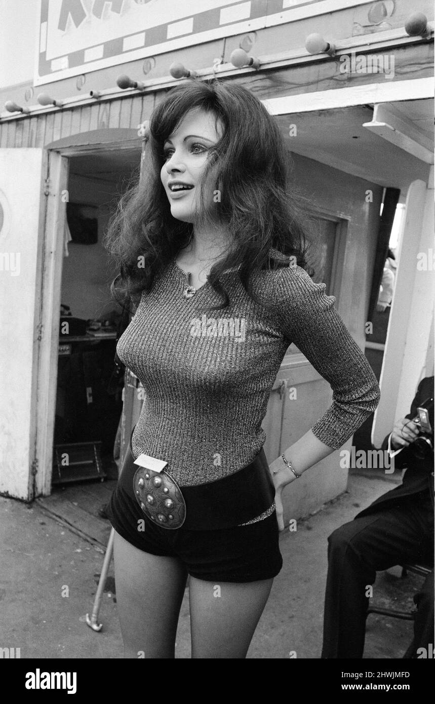 L'attrice e l'ex modello Madeline Smith ha fotografato al Variety Club Star Gala al Battersea Park Gardens. 10th giugno 1972. Didascalia locale *** Maddy Smith Foto Stock