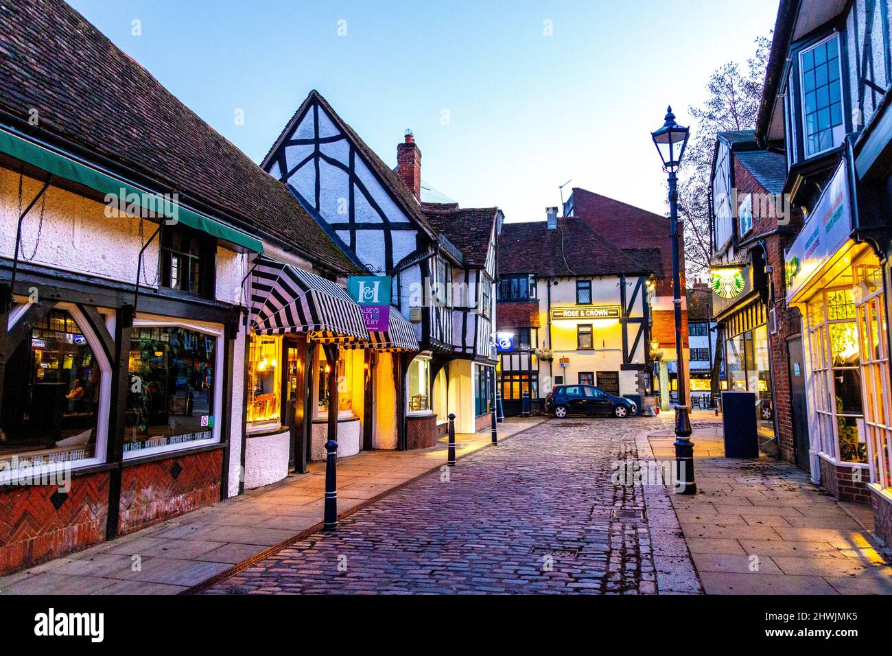 Affascinanti case in stile Tudor al tramonto a Churchyard presso il mercato, Hitchin, Hertfordshire, Regno Unito Foto Stock
