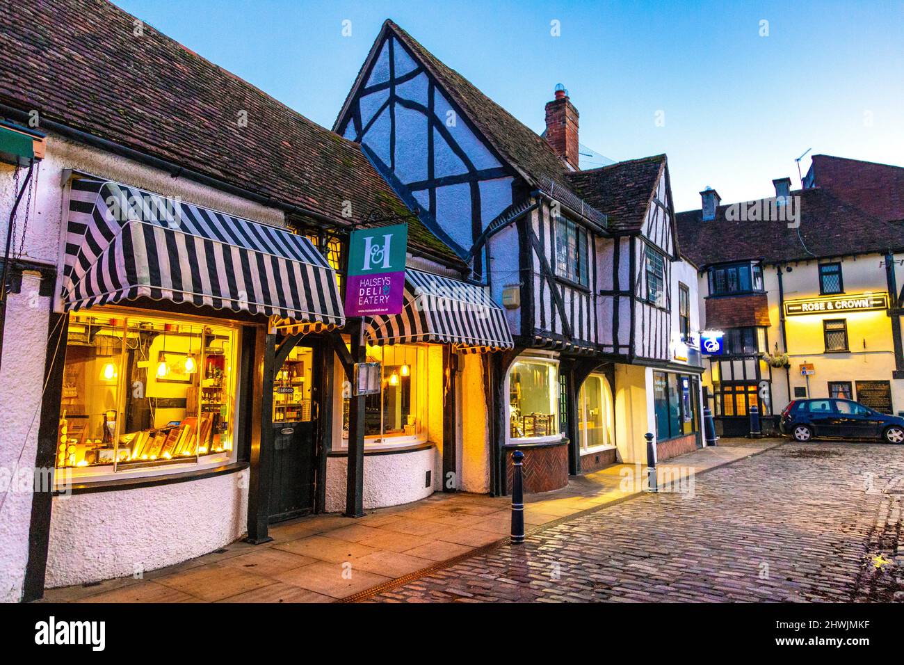 Affascinanti case in stile Tudor al tramonto a Churchyard presso il mercato, Hitchin, Hertfordshire, Regno Unito Foto Stock