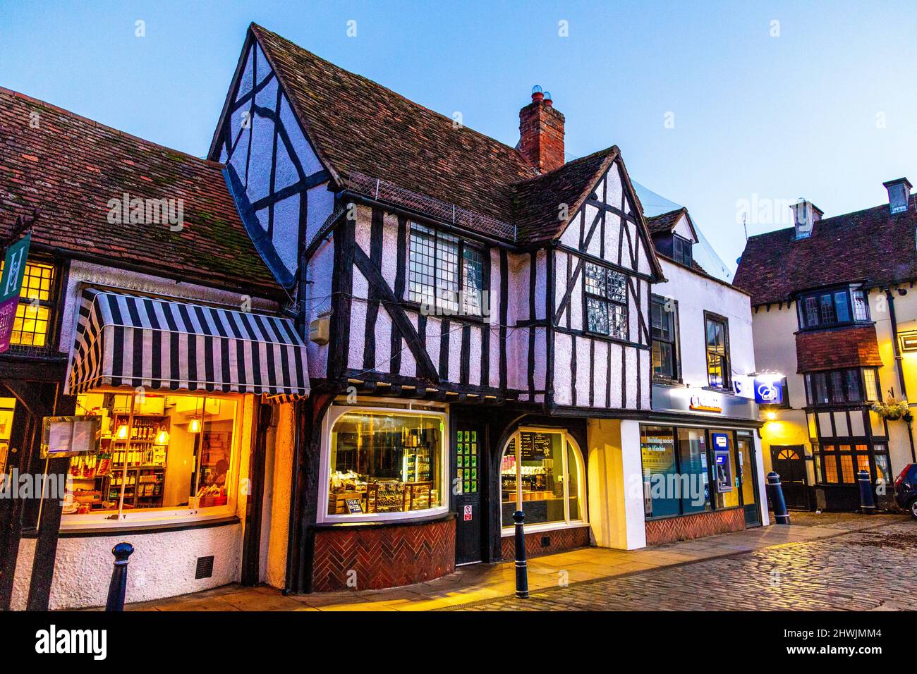 Affascinanti case in stile Tudor al tramonto a Churchyard presso il mercato, Hitchin, Hertfordshire, Regno Unito Foto Stock