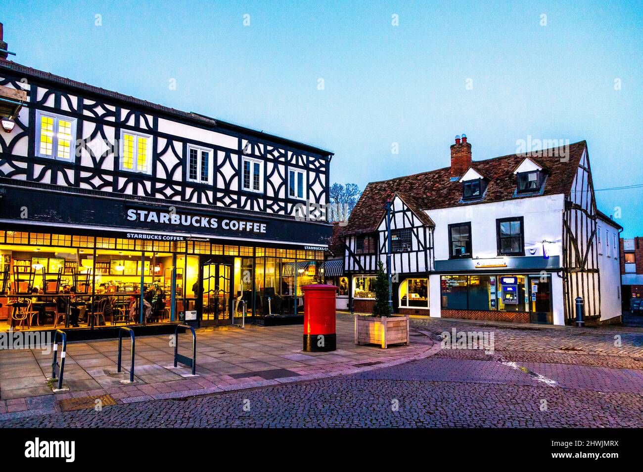 Edifici in stile Tudor e caffetteria Starbucks intorno al Market Place, Hitchin, Hertfordshire, Regno Unito Foto Stock