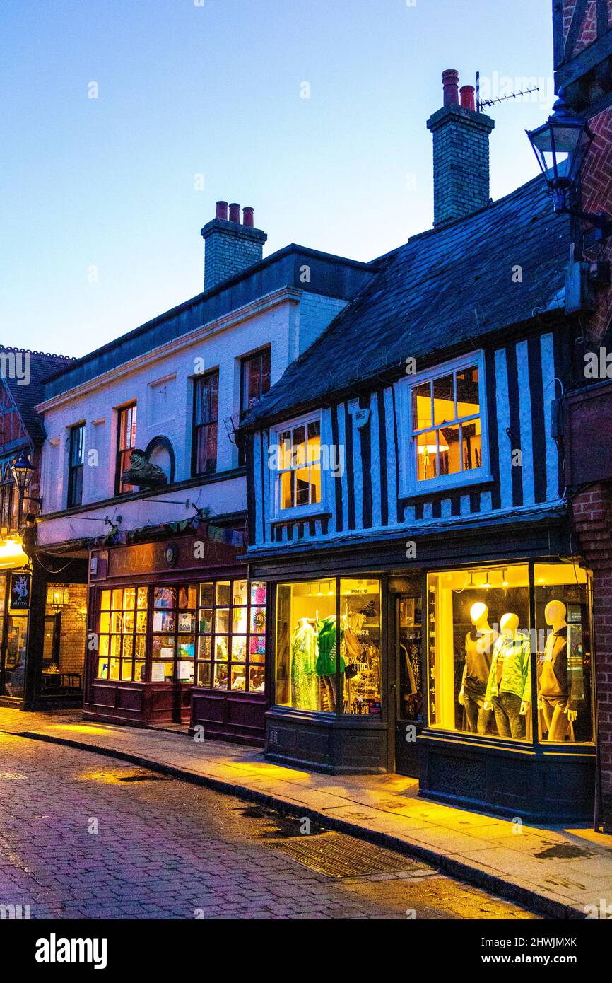 Negozi lungo Bucklersbury Street, Hitchin, Hertfordshire, Regno Unito Foto Stock