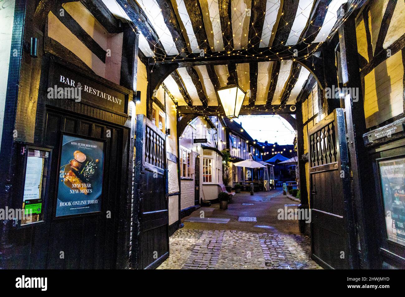 Passaggio in stile Tudor al pub Red Hart, sito dell'ultimo pubblico appeso a Hitchin, Hertfordshire, Regno Unito Foto Stock