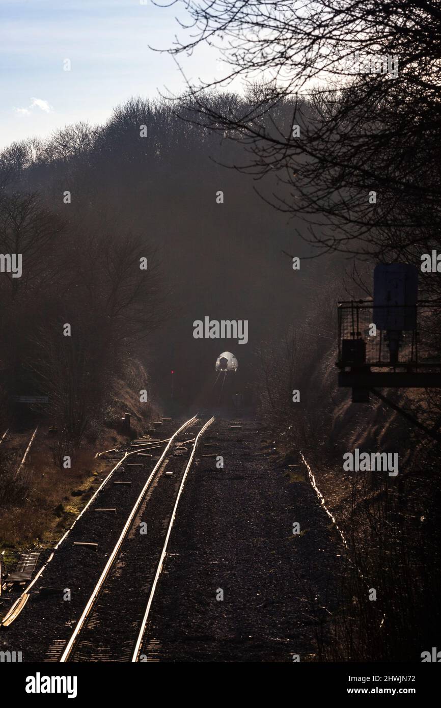 DB cargo rail classe 66 locomotiva 66207 che trasporta un treno merci a Kirton Lime sidings (Brigg line, Lincolnshire) con Kirton nel tunnel Lindsay alle spalle Foto Stock