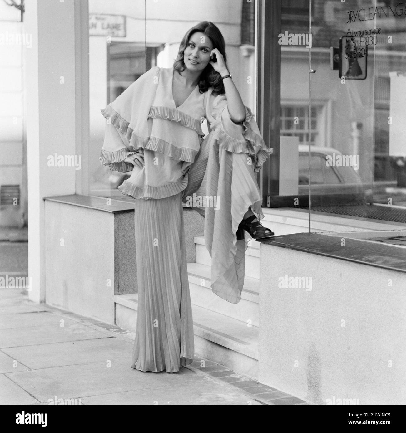 Alexandra Bastido, attrice britannica, svela la Tsaritsar Spring Collection a Pont Street, Londra, mercoledì 15th novembre 1972. Alex, parte del team del Whitehall Theatre, sta attualmente recitando in una partita, non solo mentire lì, dire qualcosa!, al Cambridge Theatre . Foto Stock