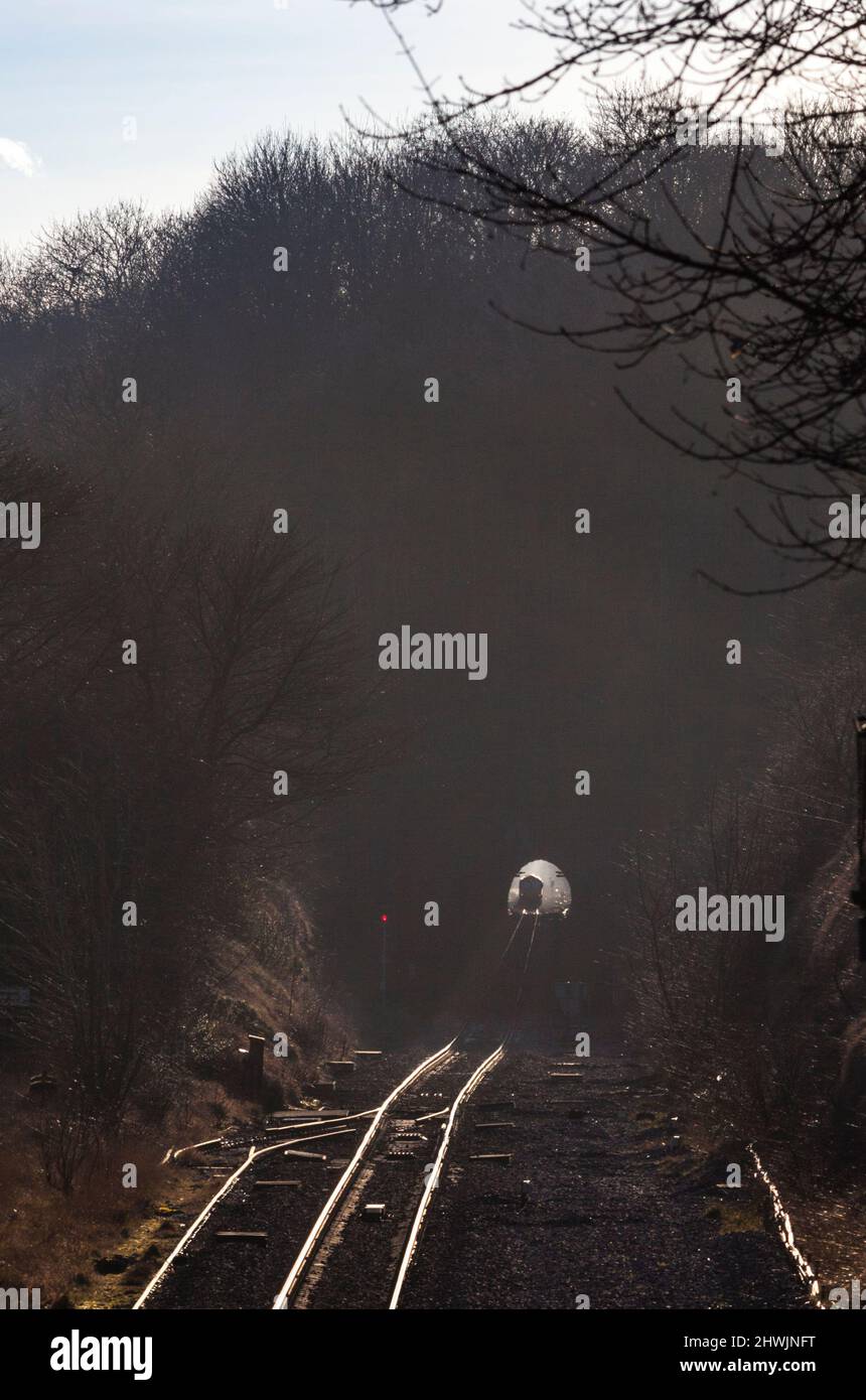 DB cargo rail classe 66 locomotiva 66207 che trasporta un treno merci a Kirton Lime sidings (Brigg line, Lincolnshire) con Kirton nel tunnel Lindsay alle spalle Foto Stock