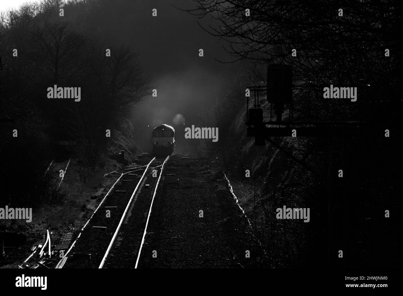 DB cargo rail classe 66 locomotiva 66207 che trasporta un treno merci a Kirton Lime sidings (Brigg line, Lincolnshire) con Kirton nel tunnel Lindsay alle spalle Foto Stock