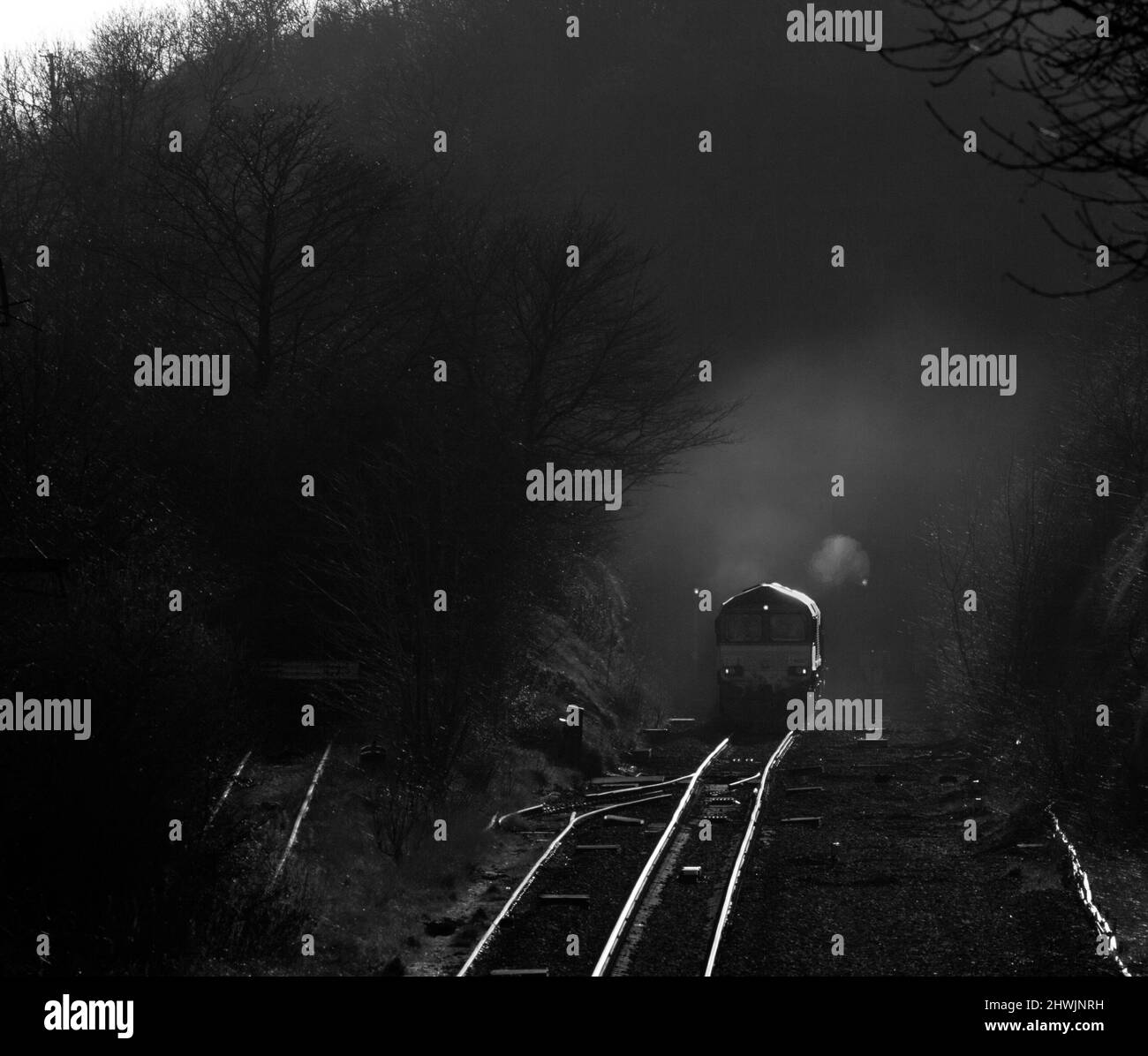 DB cargo rail classe 66 locomotiva 66207 che trasporta un treno merci a Kirton Lime sidings (Brigg line, Lincolnshire) con Kirton nel tunnel Lindsay alle spalle Foto Stock