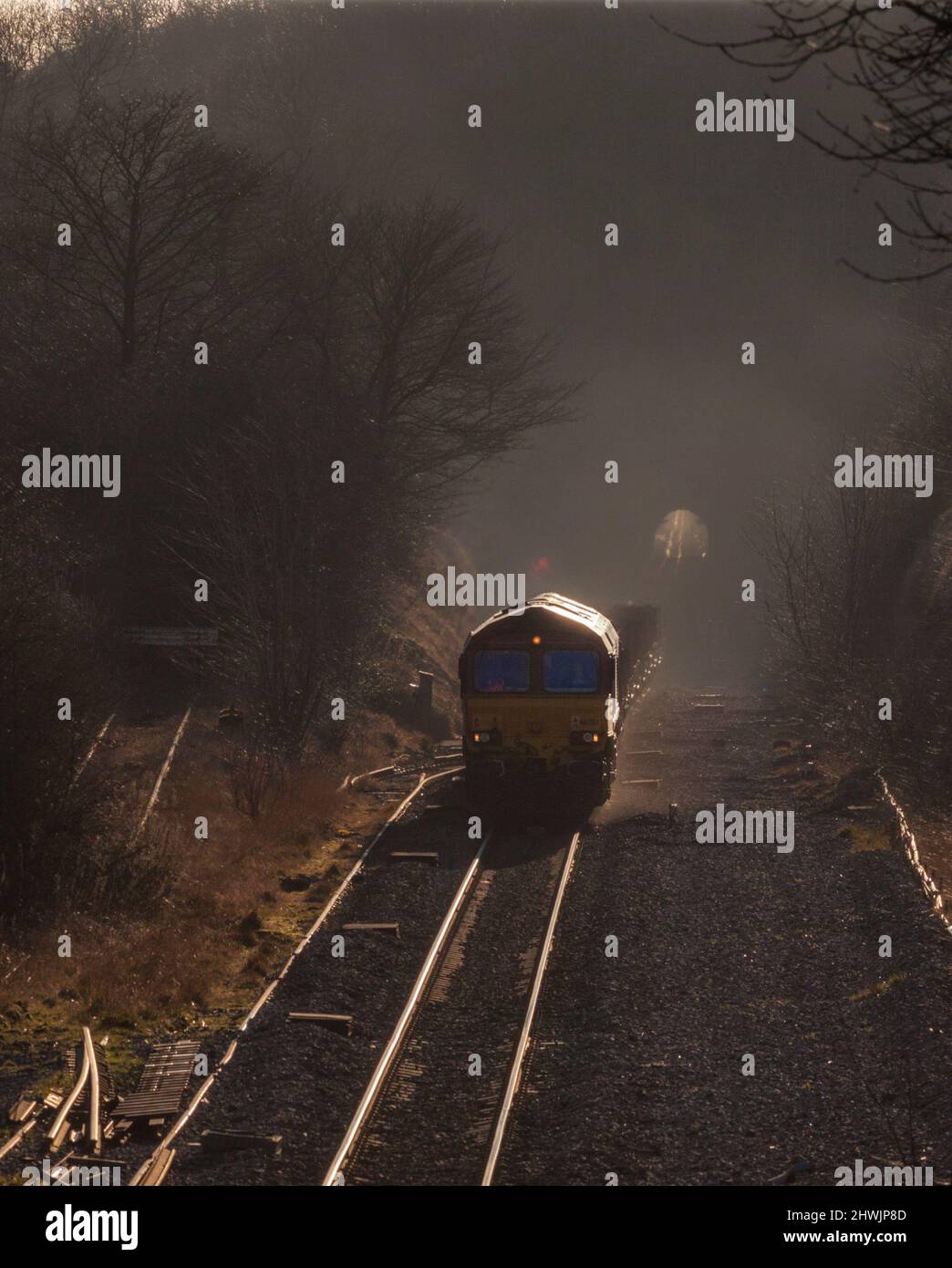 DB cargo rail classe 66 locomotiva 66207 che trasporta un treno merci a Kirton Lime sidings (Brigg line, Lincolnshire) con Kirton nel tunnel Lindsay alle spalle Foto Stock