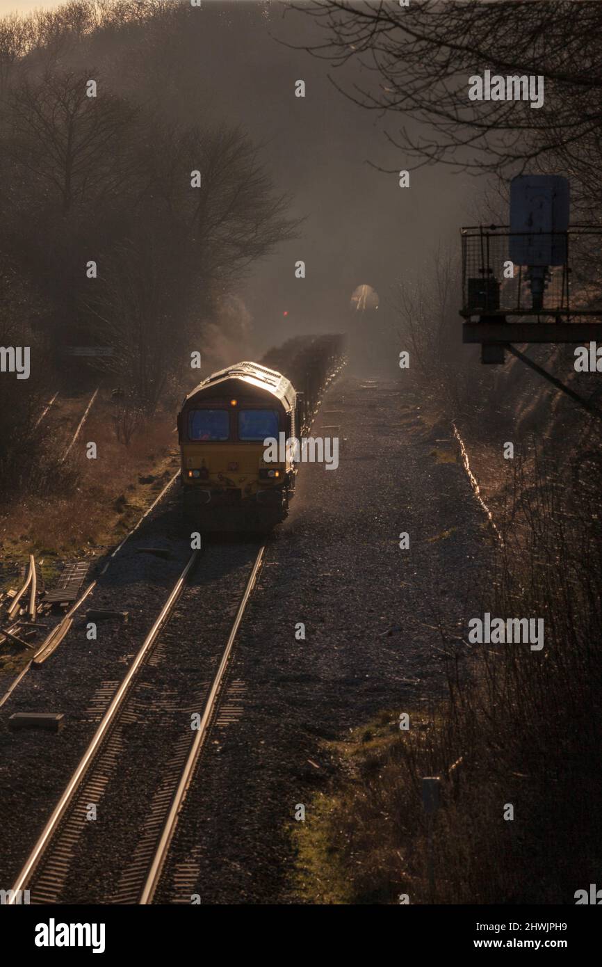 DB cargo rail classe 66 locomotiva 66207 che trasporta un treno merci a Kirton Lime sidings (Brigg line, Lincolnshire) con Kirton nel tunnel Lindsay alle spalle Foto Stock