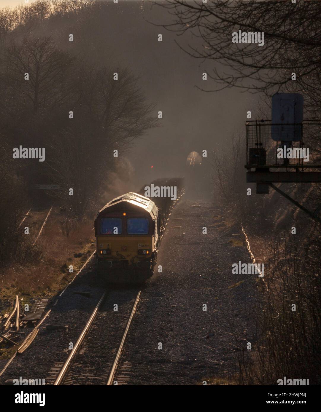 DB cargo rail classe 66 locomotiva 66207 che trasporta un treno merci a Kirton Lime sidings (Brigg line, Lincolnshire) con Kirton nel tunnel Lindsay alle spalle Foto Stock