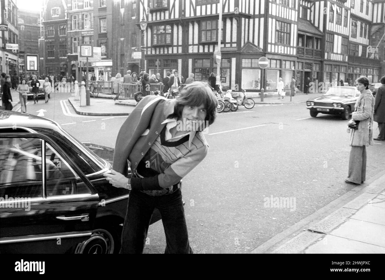 Keith Richard, 29 il chitarrista capo del gruppo Rolling Stones ha ammesso oggi di avere eroina e cannabis nella sua Chelsea, London Home. Egli ha anche dichiarato colpevole presso il tribunale di Marlborough Street di possedere illegalmente un revolver, un fucile e munizioni. Keith Richard e la sua amica Anita Pallenberg. Ottobre 1973 73-8511-004 Foto Stock
