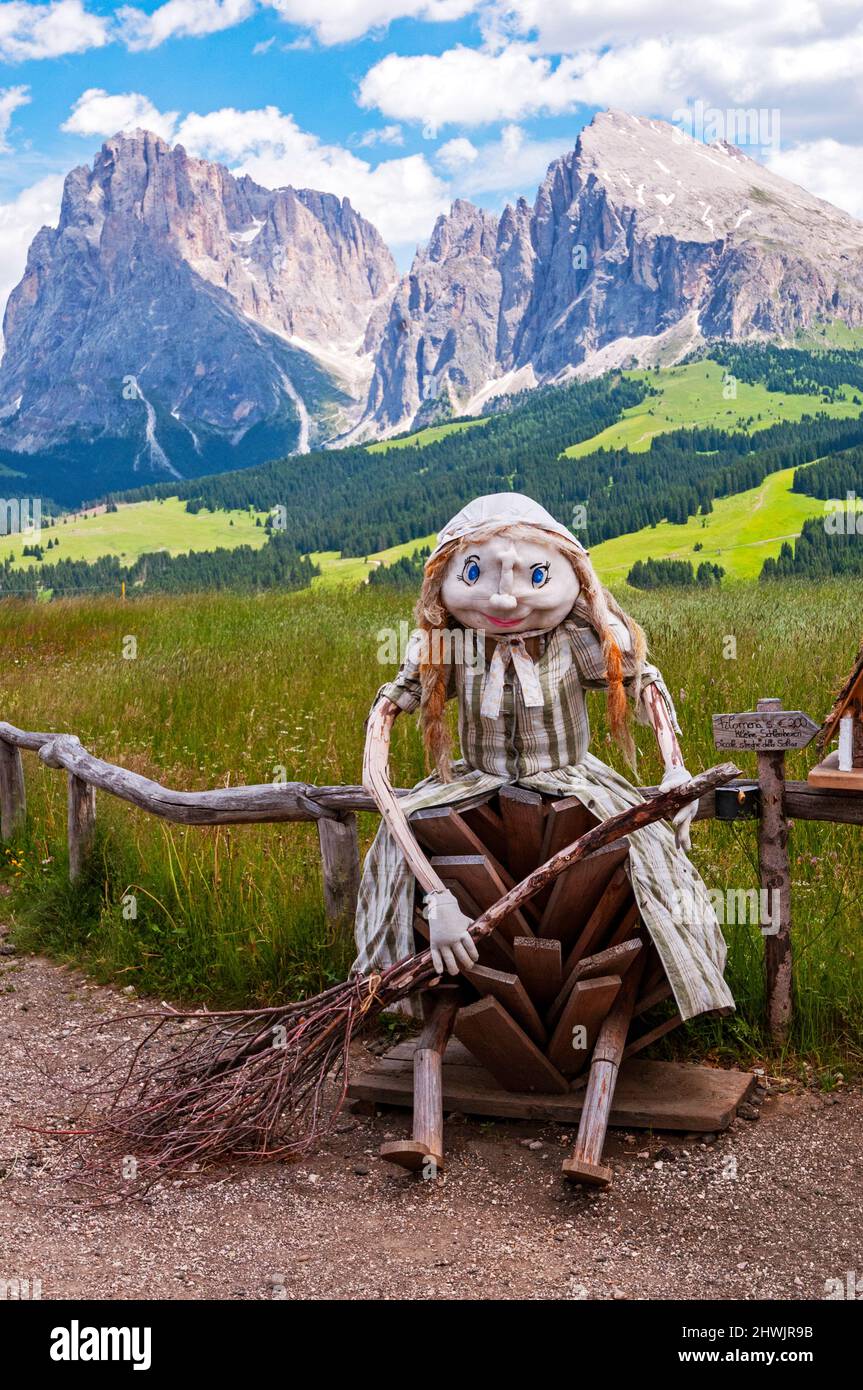Strega amichevole e Sasso lungo e Sasso piatto, Alpe di Siusi, Italia Foto Stock