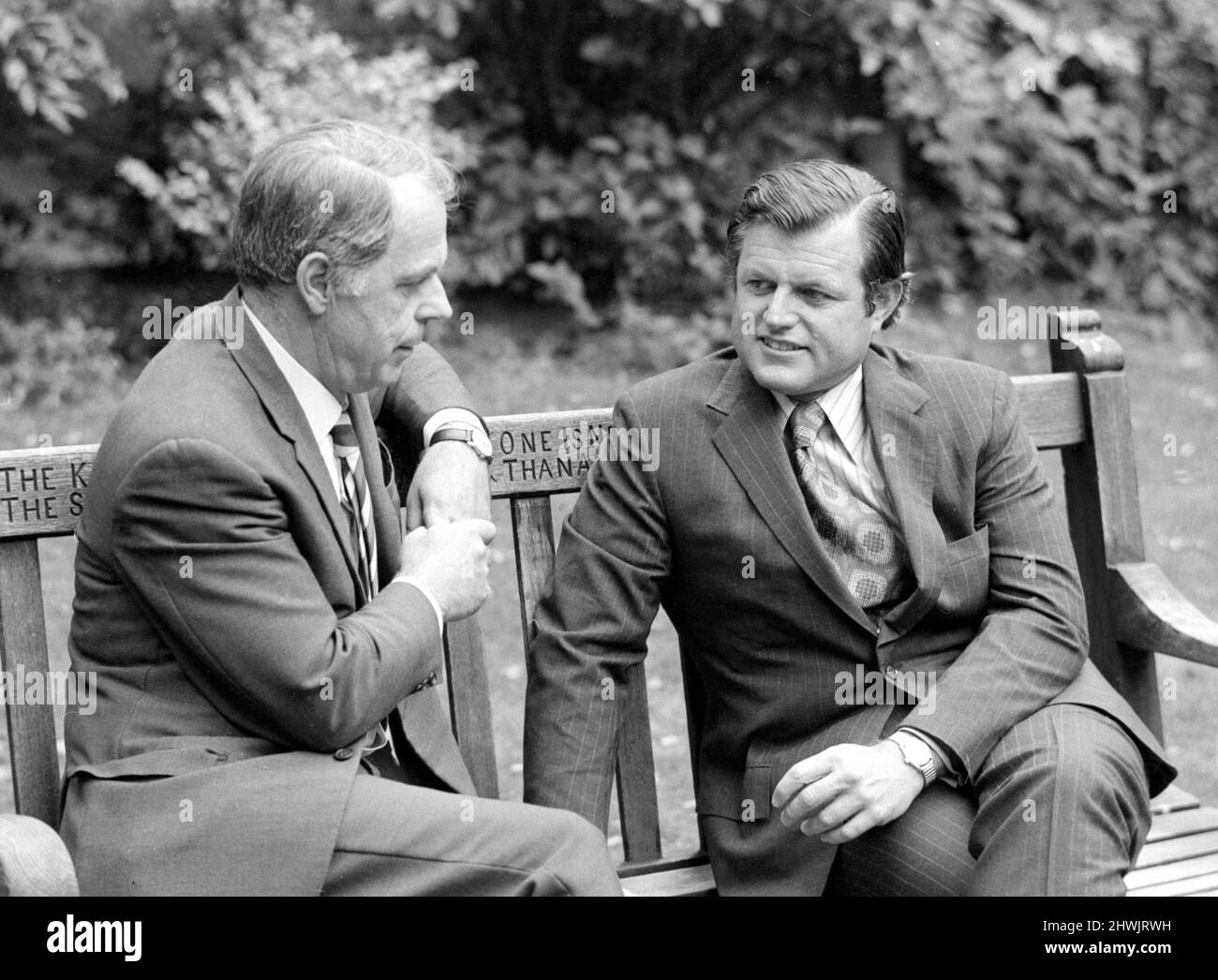 Il senatore americano Edward Kennedy parla al dottor John Brotherson, Chief Medical Officer per la Scozia. Kennedy è in visita di 5 giorni in Gran Bretagna come capo del sottocomitato della Salute del Senato, per studiare il Servizio sanitario Nazionale. 10th settembre 1971. Foto Stock