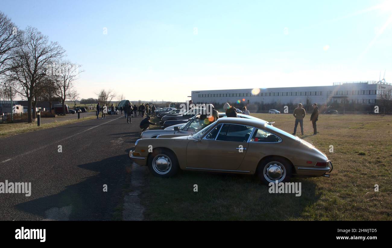 Magonza, Germania, 05 marzo 2022. Auto sportive parcheggiate in una classica riunione di auto con cielo chiaro e soleggiato. Foto Stock