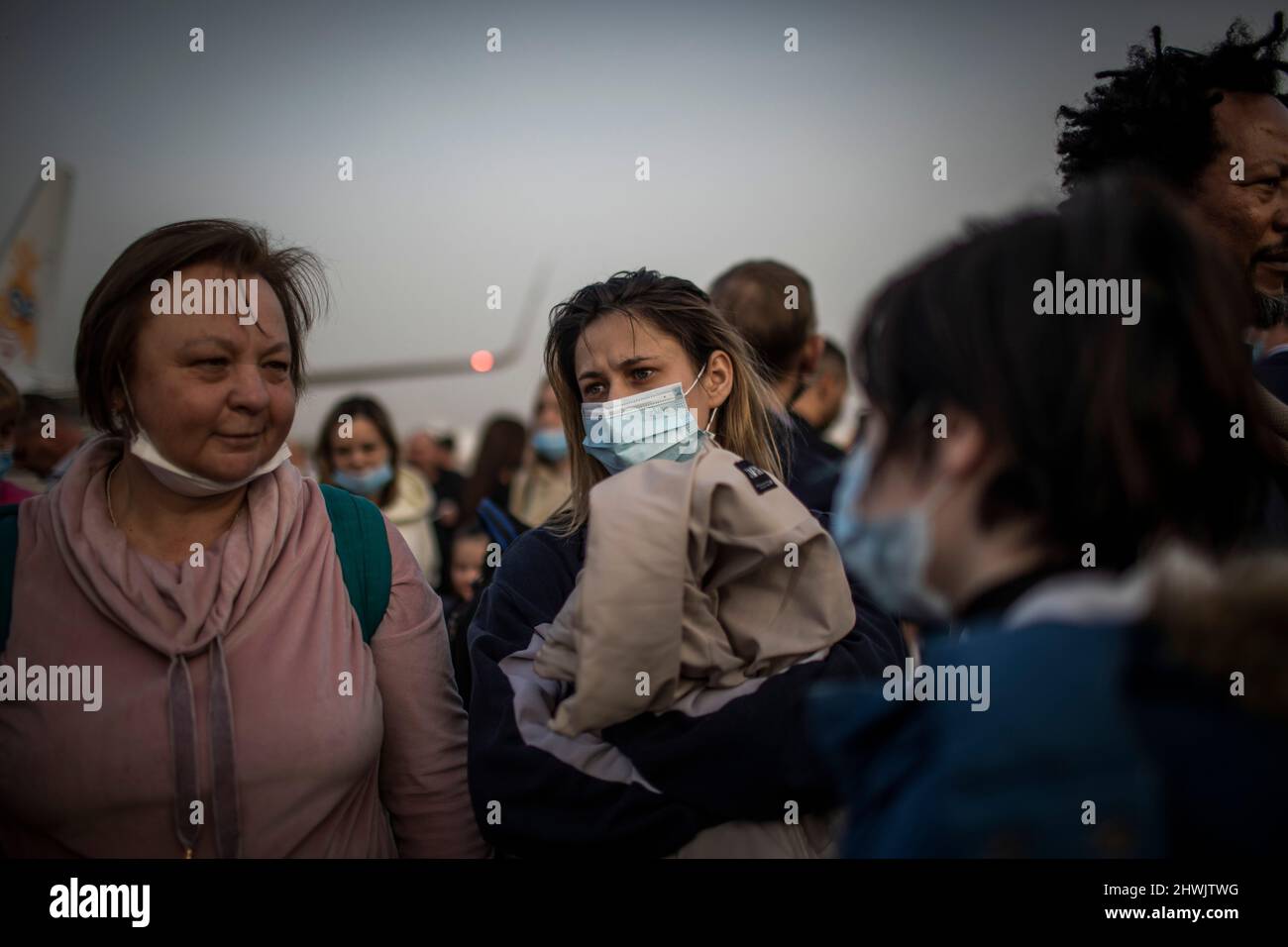 Tel Aviv, Israele. 06th Mar 2022. Gli immigrati ebrei ucraini si levano in piedi sul tarmac dopo lo sbarco da un aeroplano all'aeroporto internazionale ben Gurion. Il governo israeliano ha portato immigrati e rifugiati ebrei dalle zone di guerra in Ucraina. Credit: ilia Yefimovich/dpa/Alamy Live News Foto Stock