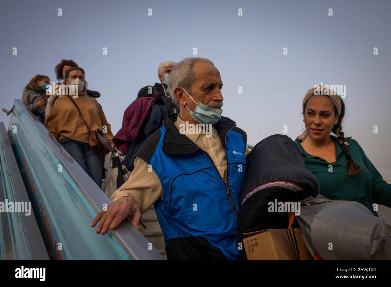 Tel Aviv, Israele. 06th Mar 2022. Gli immigrati ebrei ucraini sbarcano da un aereo all'aeroporto internazionale ben Gurion. Il governo israeliano ha portato immigrati e rifugiati ebrei dalle zone di guerra in Ucraina. Credit: ilia Yefimovich/dpa/Alamy Live News Foto Stock