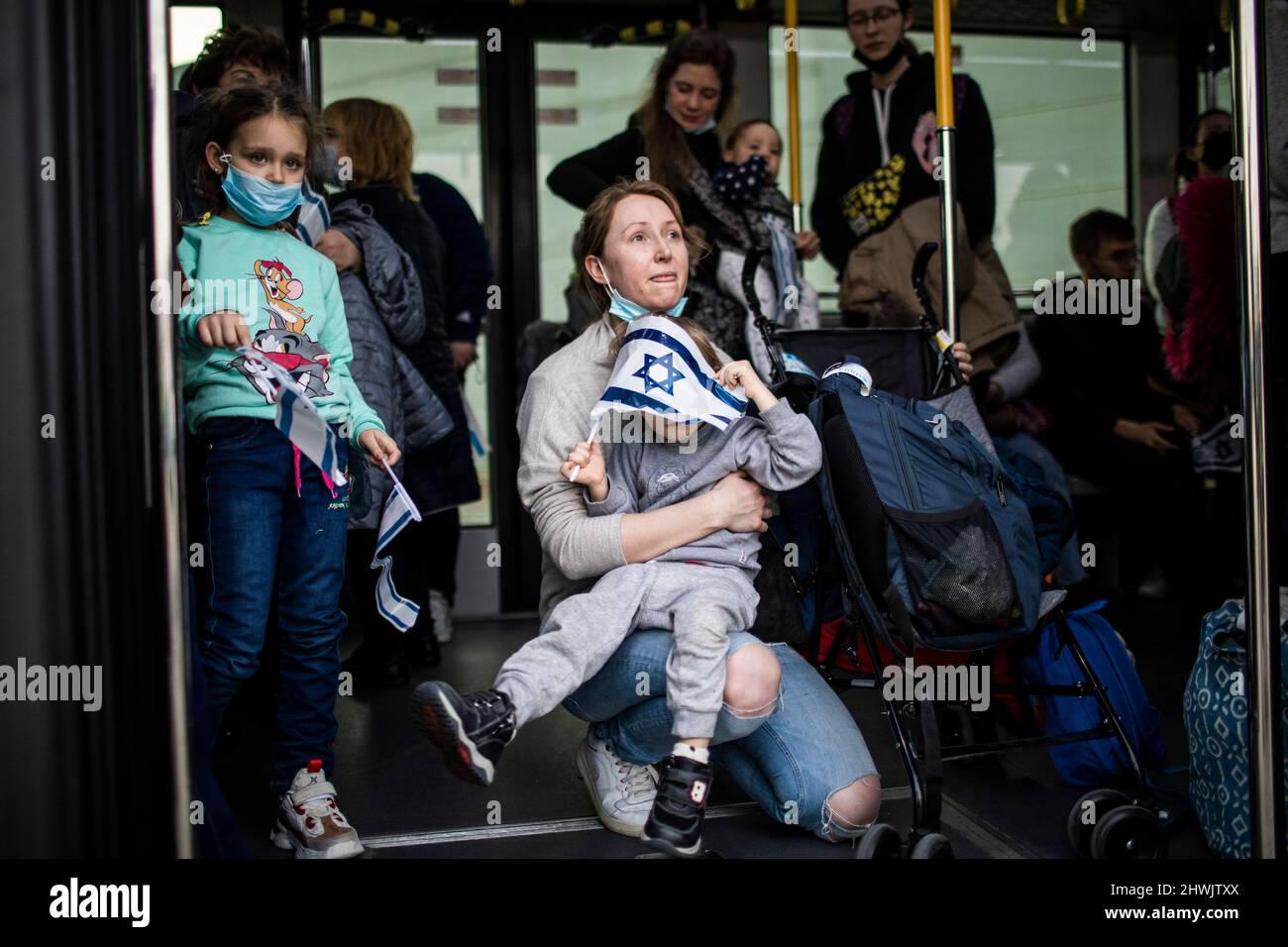 Tel Aviv, Israele. 06th Mar 2022. Un immigrato ebraico ucraino tiene il suo bambino dopo lo sbarco da un aereo all'aeroporto internazionale ben Gurion. Il governo israeliano ha portato immigrati e rifugiati ebrei dalle zone di guerra in Ucraina. Credit: ilia Yefimovich/dpa/Alamy Live News Foto Stock
