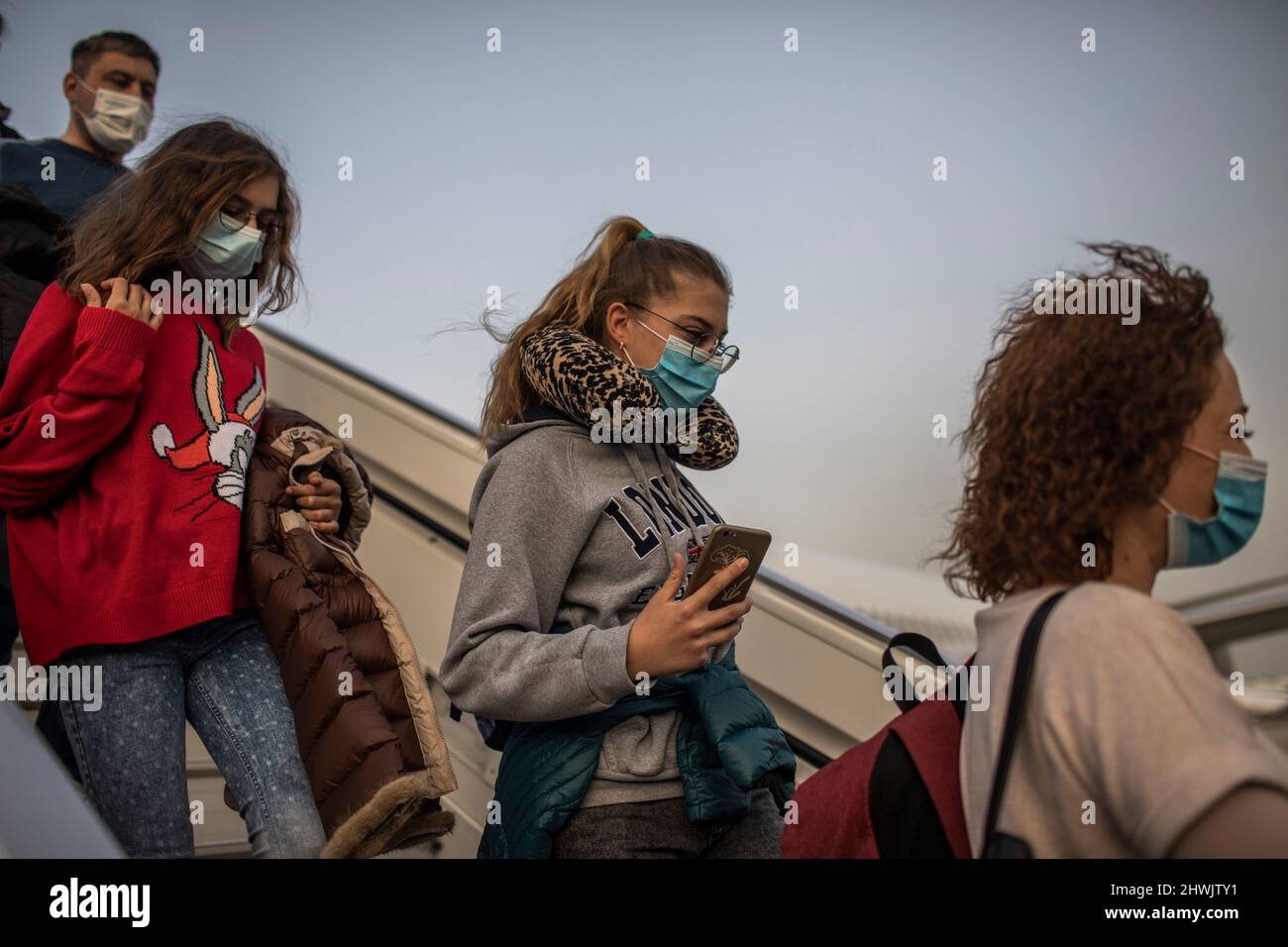 Tel Aviv, Israele. 06th Mar 2022. Gli immigrati ebrei ucraini sbarcano da un aereo all'aeroporto internazionale ben Gurion. Il governo israeliano ha portato immigrati e rifugiati ebrei dalle zone di guerra in Ucraina. Credit: ilia Yefimovich/dpa/Alamy Live News Foto Stock