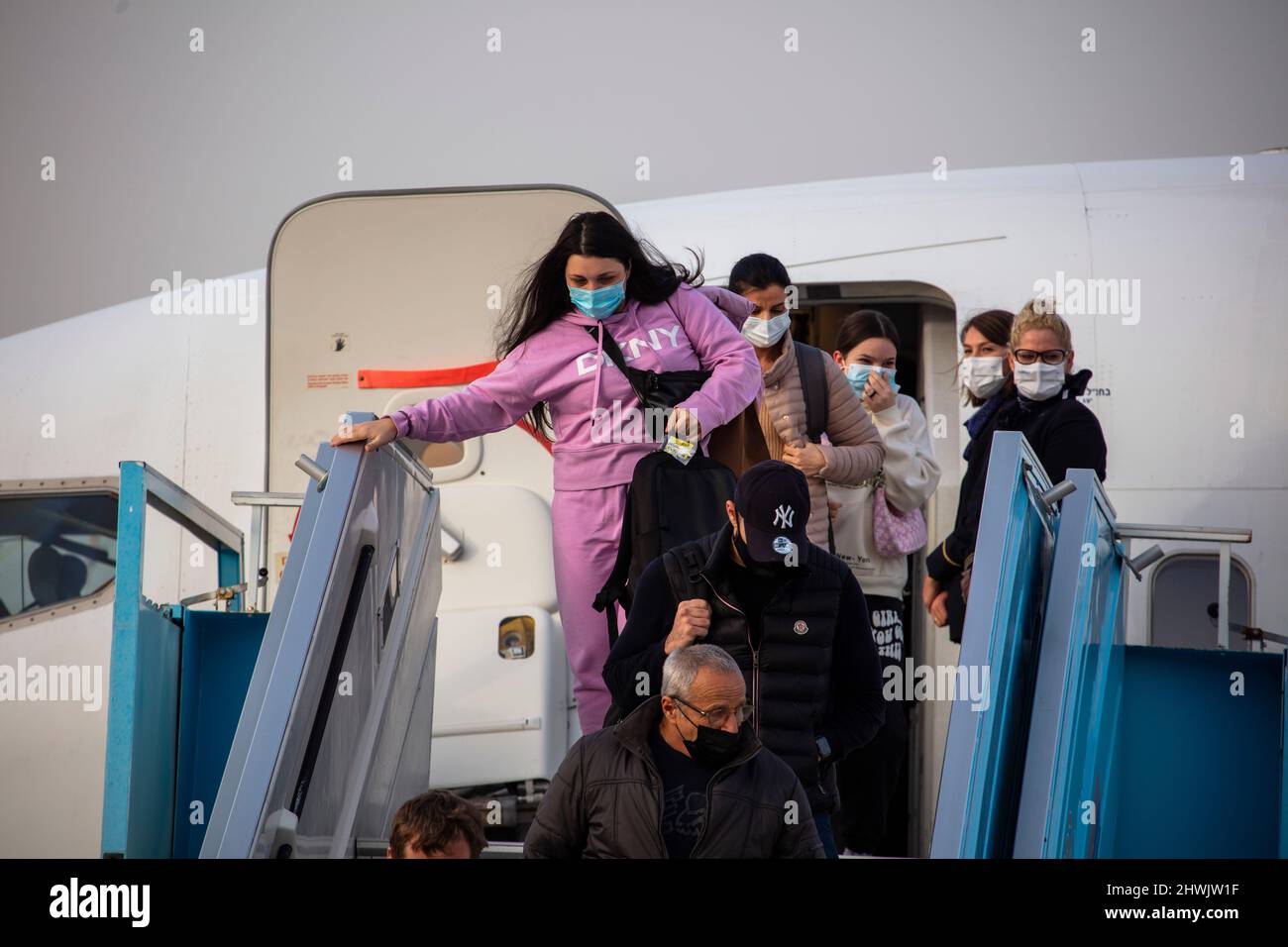 Tel Aviv, Israele. 06th Mar 2022. Gli immigrati ebrei ucraini sbarcano da un aereo all'aeroporto internazionale ben Gurion. Il governo israeliano ha portato immigrati e rifugiati ebrei dalle zone di guerra in Ucraina. Credit: ilia Yefimovich/dpa/Alamy Live News Foto Stock
