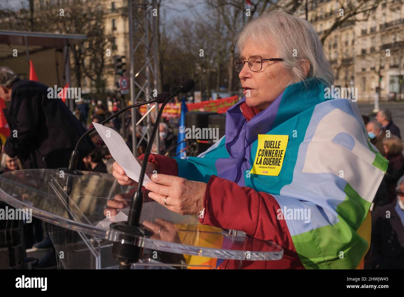 Parigi, Francia. 06th Mar 2022. Diversi partiti e associazioni si sono incontrati a Place Denfert-Rochereau per la pace in Ucraina. Alcuni hanno contestato le forniture di armi per l'Ucraina, riprendendo la frase di Prévert «quelle connerie la guerre» (che ha fatto la guerra). Parigi, Francia, il 05 marzo 2022. Photo by Pierrick Villette/ABACAPRESS.COM Credit: Abaca Press/Alamy Live News Foto Stock