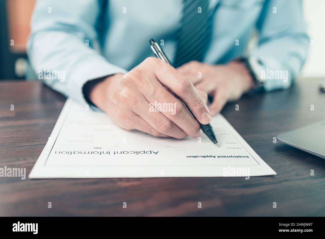 nuovi dipendenti per compilare i documenti di candidatura. posto di lavoro vacante, concetto di domanda di lavoro. Foto Stock
