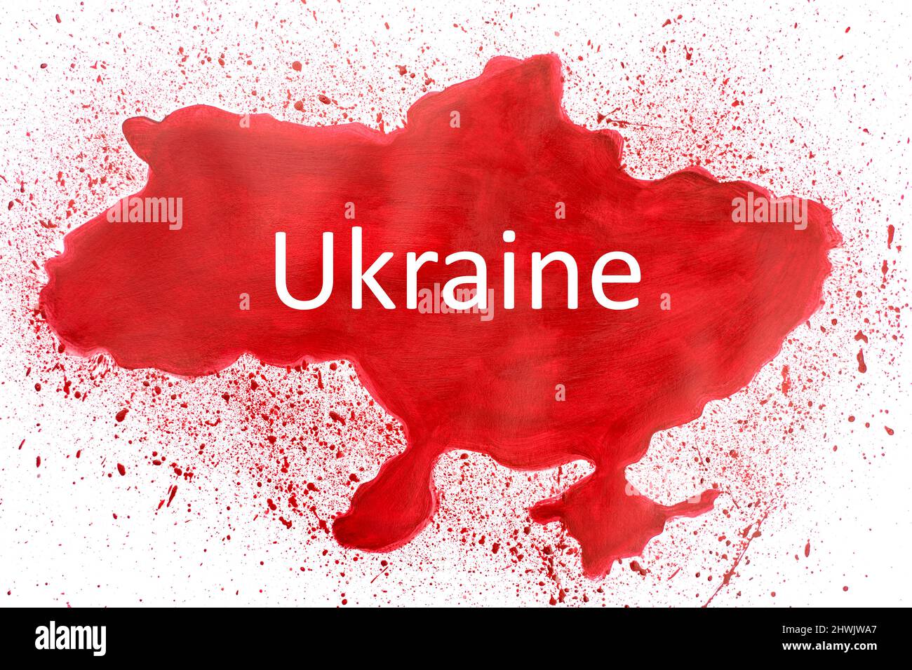 Mappa di Ucraina da vernice rossa su sfondo bianco. Invasione russa di un paese sovrano. Concetto di guerra e spargimento di sangue Foto Stock