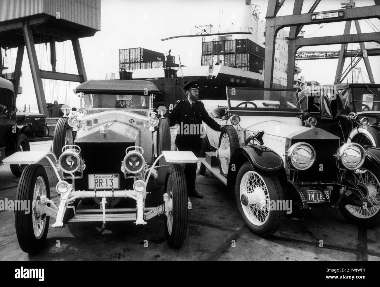 22 le auto Vintage Rolls Royce arrivano in Gran Bretagna via nave dall'America. Due di loro sono raffigurati sulla banchina dopo essere stati scaricati a Southampton. Le auto sono in viaggio verso l'Austria, dove saranno guidate in un rally alpino più avanti questo mese. 5th giugno 1973. Foto Stock