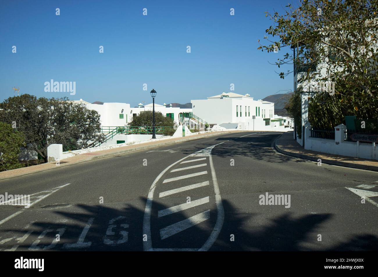 calle montanas del fuego nel centro di yaiza, lanzarote, isole canarie, spagna Foto Stock