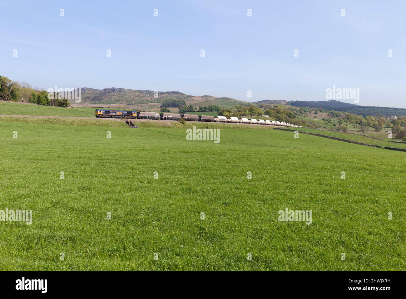 GB Railnight classe 66 locomotiva 66768 passando Flasby sul ramo di Rylstone, Skipton, Yorkshire con un treno merci di carri in pietra vuoti Foto Stock