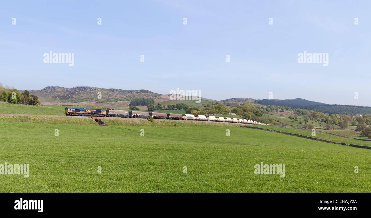 GB Railnight classe 66 locomotiva 66768 passando Flasby sul ramo di Rylstone, Skipton, Yorkshire con un treno merci di carri in pietra vuoti Foto Stock