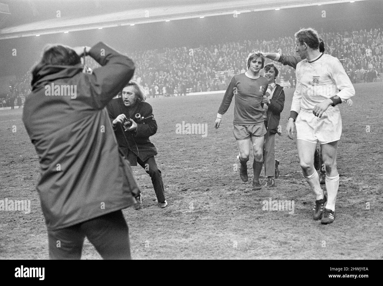 Liverpool 3-0 Bayern Munich, Inter-Cities Fiere Cup Quarter-final 1st tappa ad Anfield, mercoledì 10th marzo 1971. I nostri spettacoli di foto ... Alun Evans, attaccante di Liverpool, lascia il campo alla fine della partita, dopo aver segnato il cappello-trucco. Foto Stock