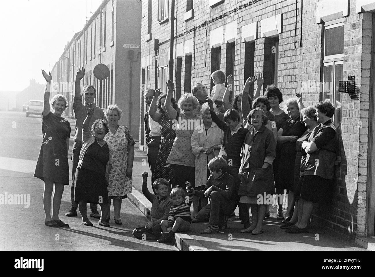 I residenti di Main Street Goldthorpe che è stato votato la strada più bella in Gran Bretagna. 9th ottobre 1971 Foto Stock