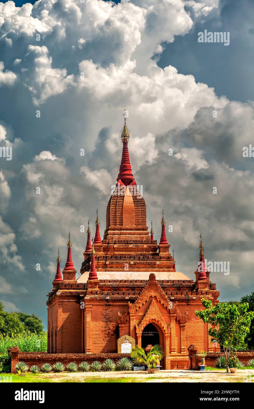 Cielo tempestoso dietro un antico tempio buddista, Bagan, Myanmar Foto Stock
