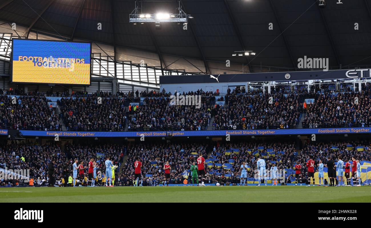 Manchester, Inghilterra, 6th marzo 2022. Il Manchester Derby dimostra il suo sostegno all'Ucraina durante la partita della Premier League all'Etihad Stadium di Manchester. Il credito dell'immagine dovrebbe leggere: Darren Staples / Sportimage Credit: Sportimage/Alamy Live News Foto Stock