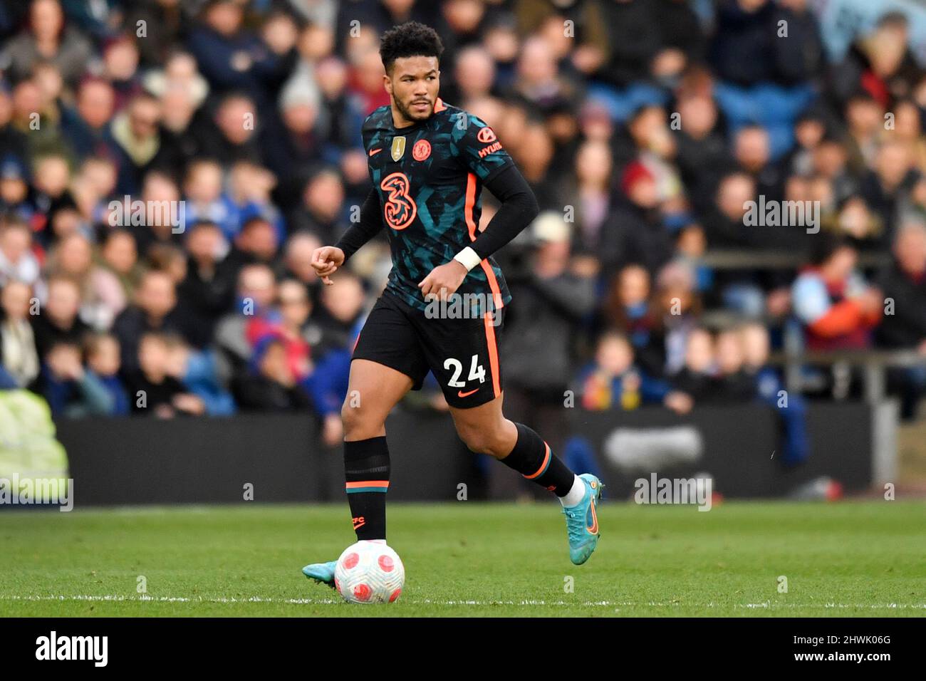 Reece James di Chelsea durante la partita della Premier League tra il Burnley FC e il Chelsea FC a Turf Moor, Burnley, Regno Unito. Data foto: Sabato 5 marzo 2022. Il credito fotografico dovrebbe leggere: Anthony Devlin Foto Stock