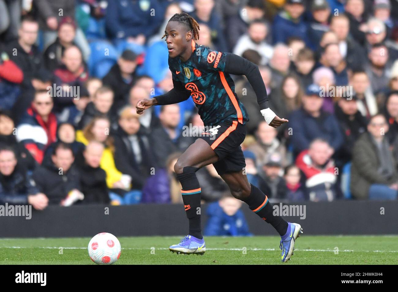 Trevoh Chalobah di Chelsea durante la partita della Premier League tra il Burnley FC e il Chelsea FC a Turf Moor, Burnley, Regno Unito. Data foto: Sabato 5 marzo 2022. Il credito fotografico dovrebbe leggere: Anthony Devlin Foto Stock